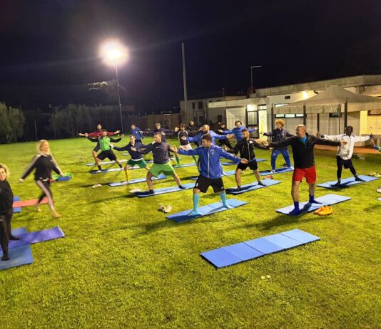 Lezioni di… yoga per i ragazzi della squadra amatoriale di calcio a Montefiridolfi